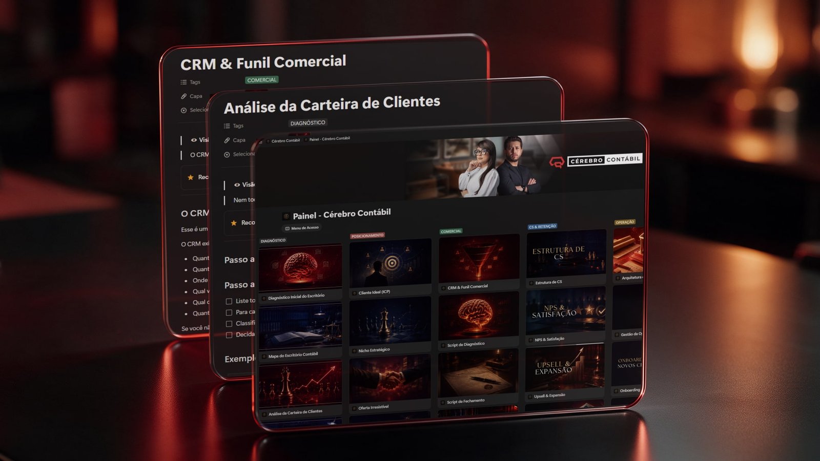 Três telas do Cérebro Contábil em painéis de vidro: o Painel com todos os módulos na frente, Análise da Carteira de Clientes e CRM & Funil Comercial atrás